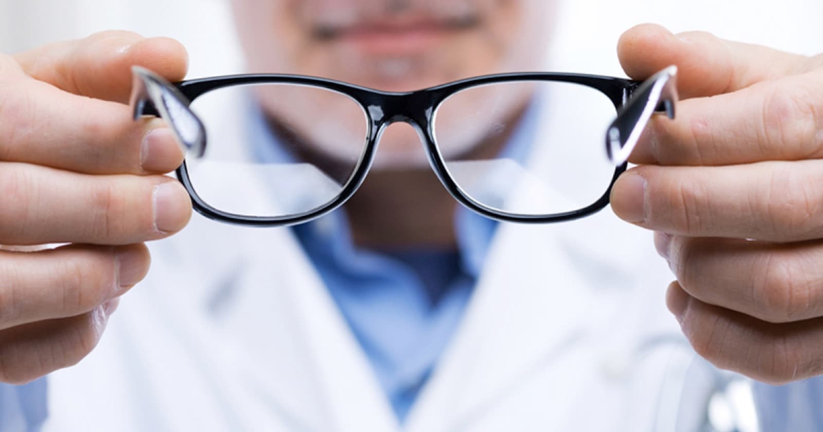 Consulta oftalmológica para avaliação da retina