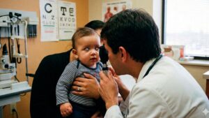 Oftalmologista realizando exame ocular em bebê para diagnóstico de catarata congênita