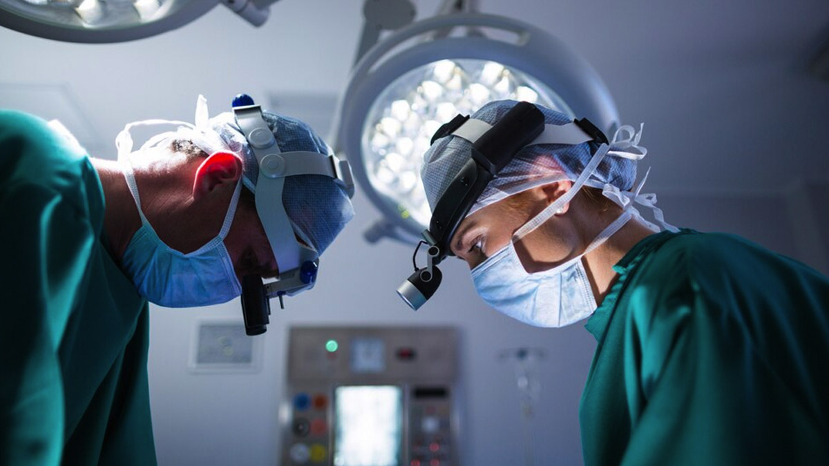 Procedimento cirúrgico oftalmológico realizado em paciente idoso para tratamento de catarata