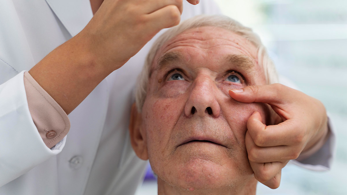 Oftalmologista examinando os olhos de um paciente idoso para avaliar sintomas de catarata